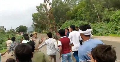 अवैध शराब के खिलाफ दबिश देने गई पुलिस पर ग्रामीणों ने किया हमला, दो जवान घायल, FIR दर्ज
