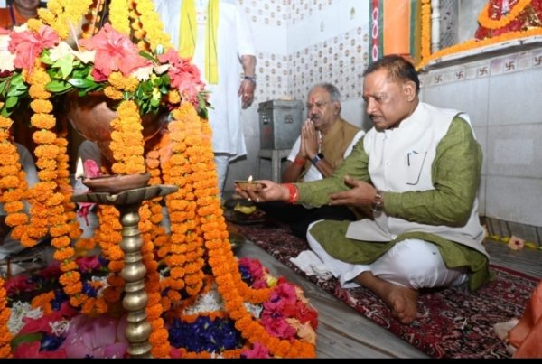 शिव मंदिर किलकिला (पत्थलगांव) में पूजा अर्चना करते मुख्यमंत्री साय 