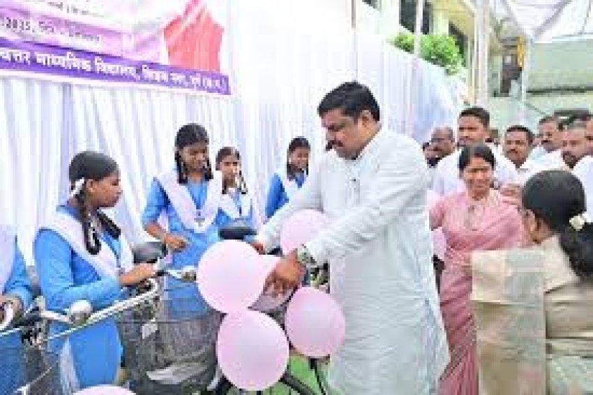 शिक्षा मंत्री गजेंद्र यादव ने सरस्वती साइकिल योजना के तहत 55 छात्राओं को किया साइकिल वितरण