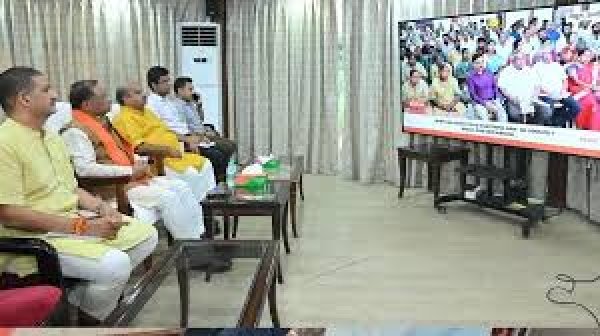 मुख्यमंत्री विष्णु देव साय ने जनप्रतिनिधियों और अधिकारियों के साथ सुनी ‘मन की बात’ की 121वीं कड़ी