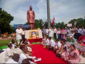 भिलाई बिरादरी ने जयंती पर पं. रविशंकर शुक्ल और पं. विद्याचरण शुक्ल को पुष्पांजलि दी
