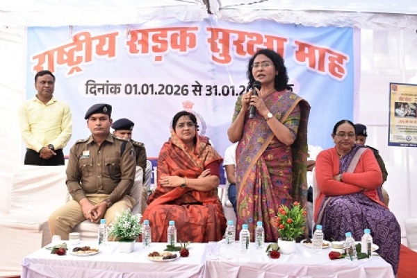 राष्ट्रीय सड़क सुरक्षा माह का बालोद में शुभारंभ &mdash; कलेक्टर, एसपी, पद्मश्री शमशाद बेगम समेत जनप्रतिनिधियों ने हेलमेट पहनकर दिया सुरक्षित यातायात का संदेश