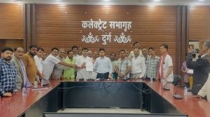 चंडी मंदिर से राम मैरिज गार्डन तक 8 किमी जर्जर सड़क के नवनिर्माण की मांग, कांग्रेस ने सौंपा ज्ञापन