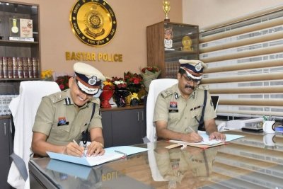 बस्तर रेंज को मिले नए आईजी: बद्रीनारायण मीणा ने संभाली कमान, सुन्दरराज पट्टलिंगम एनआईए में बने आईजी