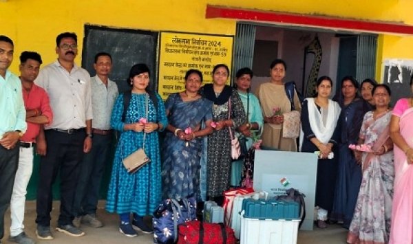 लोकसभा आम निर्वाचन 2024 :मतदान केन्द्र में सकुशल पहुँचे मतदान कर्मी