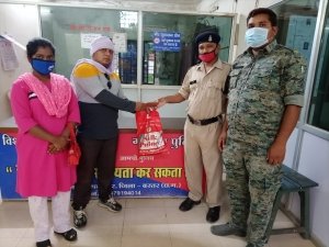 कोतवाली पुलिस द्वारा प्रार्थिया का गुमा हुआ मोबाईल ढुंढकर, प्रार्थिया को सुपुर्द किया गया