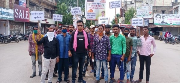 डीजल-पेट्रोल व गैस की कीमत में बढ़ोत्तरी के खिलाफ चौराहें पर उतारी शर्ट