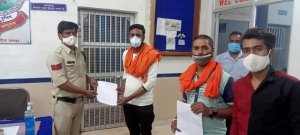 रेमडेशिविर के कालाबाज़ारी करने वाले फरार आरोपी कथित कांग्रेसी नेता की जल्द गिरफ्तारी को लेकर विश्व हिंदू परिषद ने थाना जामुल में सौपा ज्ञापन