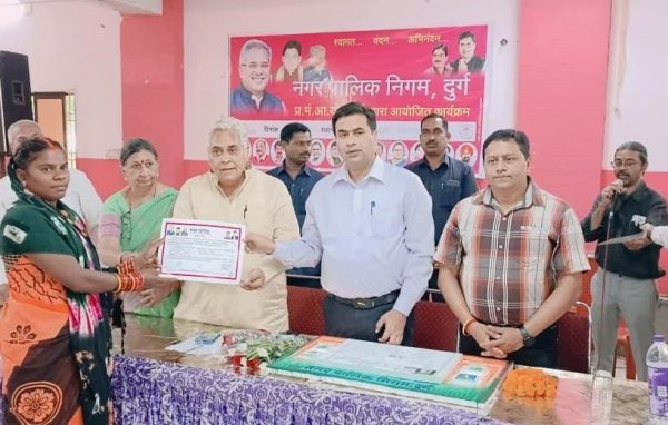 विधायक महापौर एवं आयुक्त ने किया मोर जमीन - मोर मकान के हितग्राहियों को नक्शा तथा पूर्णता प्रमाण पत्र वितरण