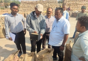 अपर कलेक्टर लकरा ने धान खरीदी केन्द्र रेंगाडबरी एवं भंवरमरा का निरीक्षण कर व्यवस्थाओं का जायजा लिया