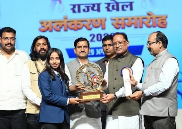 मुख्यमंत्री विष्णु देव साय ने खेलों पर आधारित फोटो प्रदर्शनी और कॉफी टेबल बुक &lsquo;हमारे खिलाड़ी&rsquo; का किया विमोचन
