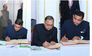 राज्यपाल डेका ने श्री अमिताभ जैन को मुख्य सूचना आयुक्त एवं श्री अग्रवाल और श्री मिश्रा को राज्य सूचना आयुक्त पद की शपथ दिलाई