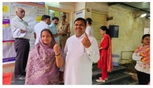 दुर्ग शहर विधायक गजेन्द्र यादव ने सपत्नीक किया मतदान