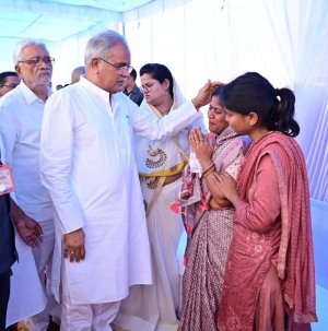 मुख्यमंत्री श्री भूपेश बघेल ग्राम देवारीभाठ में स्वर्गीय श्री प्रवीण वर्मा के श्रद्धांजलि कार्यक्रम में हुए शामिल