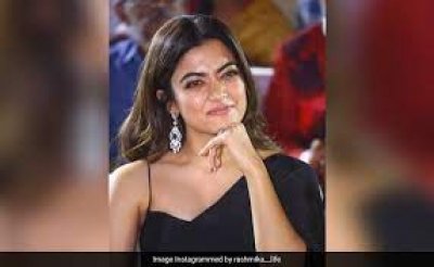 &#039;पुष्पा&#039; के इवेंट में ब्लैक साड़ी में पहुंची रश्मिका मंदाना,