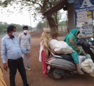 महिलाऐ भी कर रही लॉकडाऊन के नियमो का उल्लंघन,निगम न लगाई गई कड़ी फटकार , रिसाली निगम टीम ने की 6200 रूपये की दण्डनीय कार्यवाही