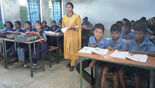 पहाड़ी कोरवा ममता की जिंदगी में थी उलझनों की मोड़, कलेक्टर ने शिक्षा से दिया नाता जोड़