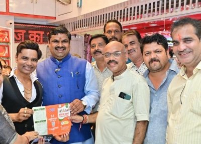 केबिनेट मंत्री गजेन्द्र यादव पहुंचे दुर्ग के इंदिरा मार्केट, जीएसटी रिफार्म को व्यापारियों से किये मुलाकात