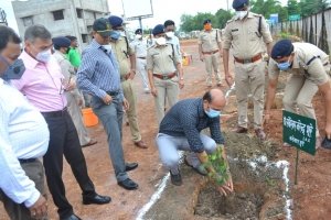 नवनिर्मित ट्राफिक कार्यालय में आईजी,कलेक्टर और एसपी ने किया वृक्षारोपण , रोपे सौ फलदार और छायादार पौधे