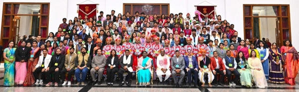 राष्ट्रपति भवन में छत्तीसगढ़ की झांकी कलाकारों का सम्मान  राष्ट्रपति द्रौपदी मुर्मु ने सराही जनजातीय कला, कलाकार हुए भावविभोर