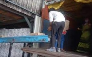 बिना परमिट शराब बेचने और परिवहन के मामले में दो फैक्‍टरियों पर प्रशासन ने मारा छापा