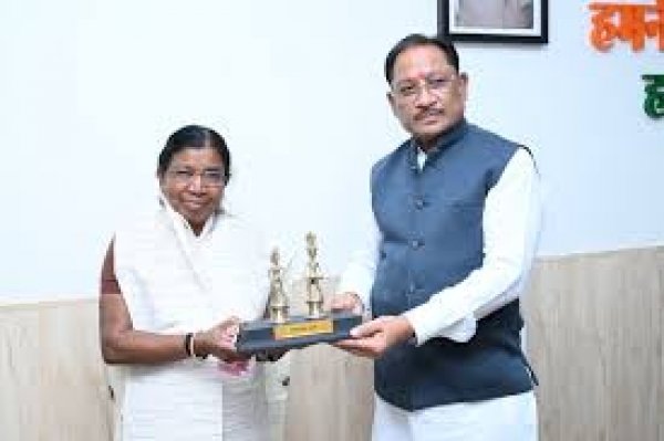 मुख्यमंत्री विष्णु देव साय से पद्मश्री डॉ. बुधरी ताती ने की सौजन्य मुलाकात:  आदिवासी संस्कृति, महिला सशक्तिकरण और सामाजिक सेवा के क्षेत्र में डॉ. बुधरी ताती के योगदान की मुख्यमंत्री ने की सराहना
