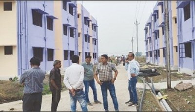 आयुक्त लोकेश चन्द्राकर ने ली ठेकेदारों की क्लास पीएम आवास का  किया निरीक्षण,15 दिन  में आवासों को पूरा करने निर्देश