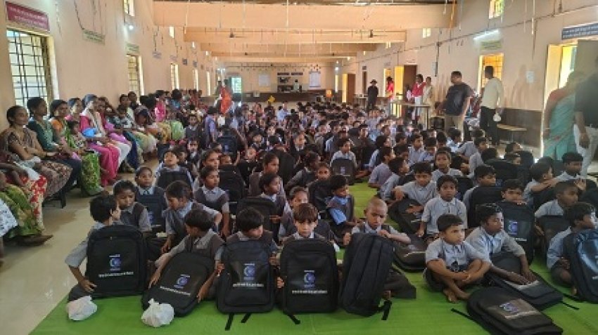 एनएमडीसी के जूता-बैग वितरण पर उठे सवाल, 12 पंचायतों के सभी बच्चों को लाभ क्यों नहीं?