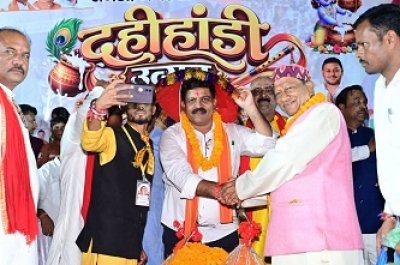 कवर्धा में गूंजा &lsquo;हाथी-घोड़ा-पालकी, जय कन्हैयालाल की&rsquo; का जयघोष :दही हांडी उत्सव में शामिल हुए उपमुख्यमंत्री विजय शर्मा, भगवान श्रीकृष्ण-राधा रानी की पूजा कर मांगी प्रदेश की सुख-समृद्धि