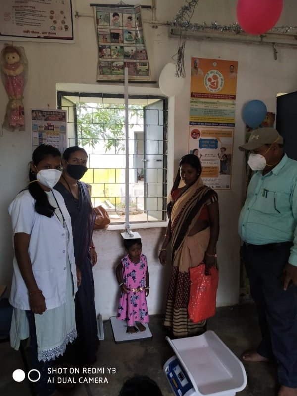 आंगनबाड़ी केंद्र गोरेगांव में वजन त्यौहार मनाया गया
