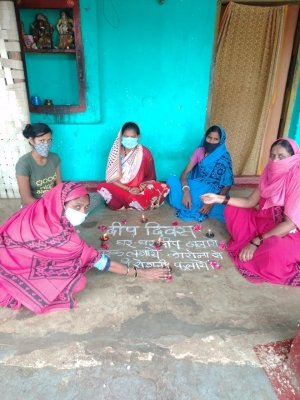 दीप जलाकर दिया उजियारा फैलाने का संदेश ० कोरोना सुरक्षा सप्ताहः लोगों ने हस्ताक्षर अभियान में भी लिया संकल्प