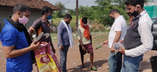 आवागमन को सुगम बनाने हेतु जन समर्पण सेवा संस्था, दुर्ग सभी के सहयोग से मजदूरों को पहना रही है नयी चप्पलें..