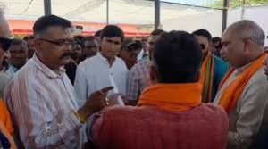 सुशासन तिहार में बवाल: जनपद सीईओ और भाजपा नेता के बीच तीखी नोकझोंक वायरल वीडियो पर गरमाई सियासत; मंत्री विजय शर्मा बोले&mdash;'अधिकारी जनता के सेवक हैं, शासक नहीं"