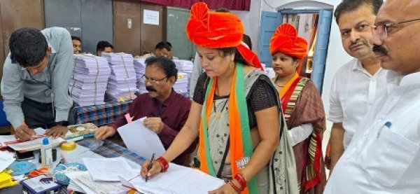 भाजपा प्रत्याशी विजय बघेल का नामांकन के तीसरा सेट के साथ हुआ बी फार्म जमा,पत्नी रजनी बघेल के साथ पीएम योजना के लाभार्थी बने प्रस्ताव समर्थक..