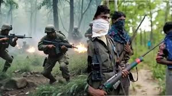 नक्सलवाद के विरुद्ध निर्णायक दशक — हिंसा में 53% कमी, 126 से घटकर 18 जिले, विकास और पुनर्वास की नई दिशा