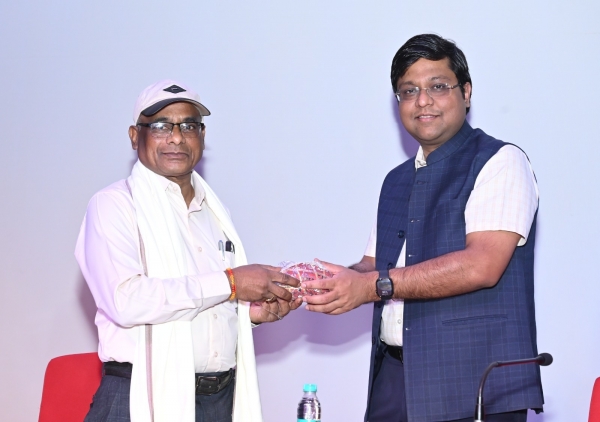 जनसंपर्क विभाग के अपर संचालक जे.एल. दरियो को सेवानिवृत्ति पर दी गई गरिमामय विदाई