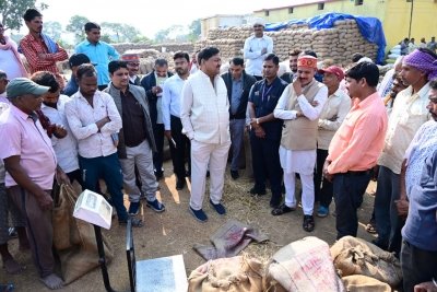 खाद्य मंत्री श्री बघेल ने धान खरीदी केंद्र झाल, मुरता, संबलपुर, मारो और गुंजेरा पहुंचकर खरीदी व्यवस्था का लिया जाएजा