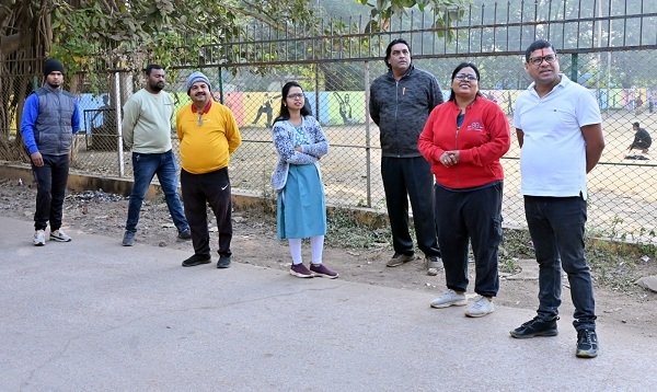 आयुक्त ने देखा तालाब में कचरा डालते हुए लगवाया 500 रूपये का अर्थदण्ड।