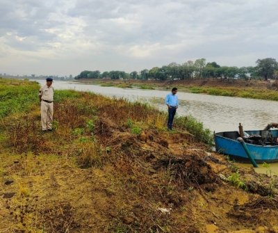 बोट में मोटर पंप लगाकर अवैध तरीके से हो रहा था रेत खनन, प्रशासन ने की कार्रवाई