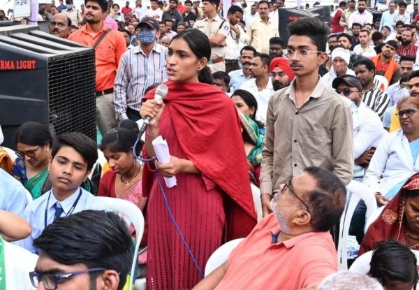 भेंट मुलाकात:सुश्री जयश्री के भाई की इंजीनियरिंग की पढ़ाई का खर्च उठाएगी राज्य सरकार* मुख्यमंत्री बघेल