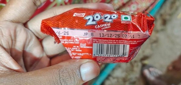 नगरी-सिहावा में सालभर पहले एक्सपायर बिस्कुट की बिक्री, पैकेट पर साफ दिख रही तारीख; बच्चों की सेहत से खिलवाड़ का आरोप