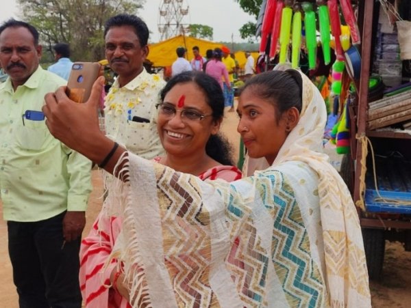 लोकप्रिय नेता के नाम से जानी जाती है सुश्री लता उसेंडी,बालिका हुई भावुक ले ली पूर्व मंत्री के साथ सेल्फी