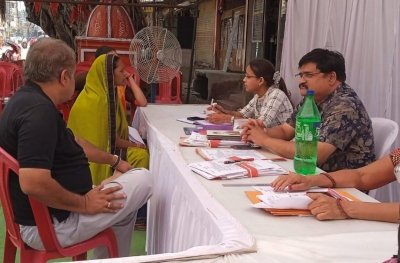 अवैध निर्माण एवं अनाधिकृत विकास के लिए शिव पारा चौक के शिविर में पहुँचकर लोगो ने नियमितिकरण हेतु जानकारी ली