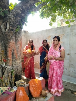 महिलाओं ने वट वृक्ष की पूजा कर मांगी पति और परिवार की सुख समृद्धि