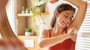 क्या स्किन पर डायरेक्ट लगाए जा सकते हैं डिओ या परफ्यूम? जानिए ये सही है या गलत