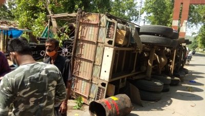 नगरी धमतरी मार्ग में  स्थित राजेश पेट्रोल पंप के पास हरदी भाटा मोड में पाइप से भरे हुए ट्रक पलटी