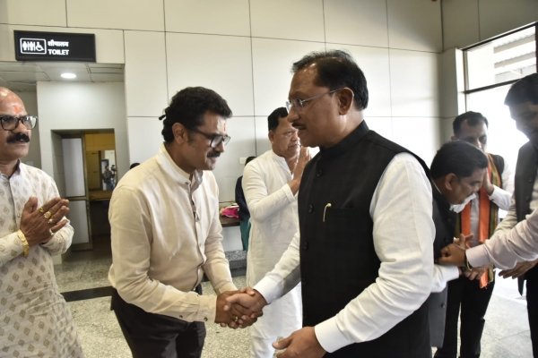 मुख्यमंत्री विष्णुदेव साय का जगदलपुर एयरपोर्ट में किया गया आत्मीय स्वागत