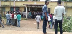 प्रवासी मजदूरों की श्रम विभाग जांजगीर में लगी लंबा कतार सोशल डिस्टेंस का उड़ा धज्जियां