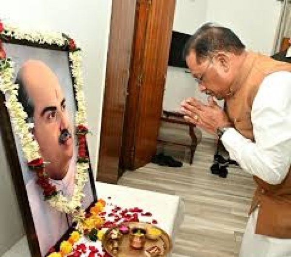 मुख्यमंत्री विष्णु देव साय ने डॉ. श्यामा प्रसाद मुखर्जी की पुण्यतिथि पर श्रद्धांजलि अर्पित की