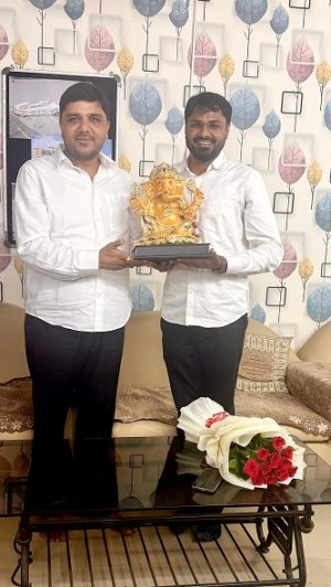 भाजयुमो प्रदेश अध्यक्ष राहुल योगराज तिकरिहा से अतुल पर्वत की सौजन्य मुलाक़ात